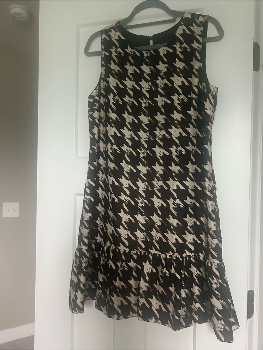 Sleeveless Houndstooth Shift Dress in Black and Cream 100% silk - Picture 4 of 11